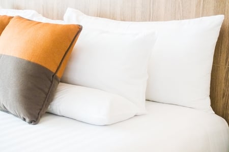 60305897-hermosa-almohada-de-lujo-en-la-decoración-de-la-cama-en-el-interior-del-dormitorio