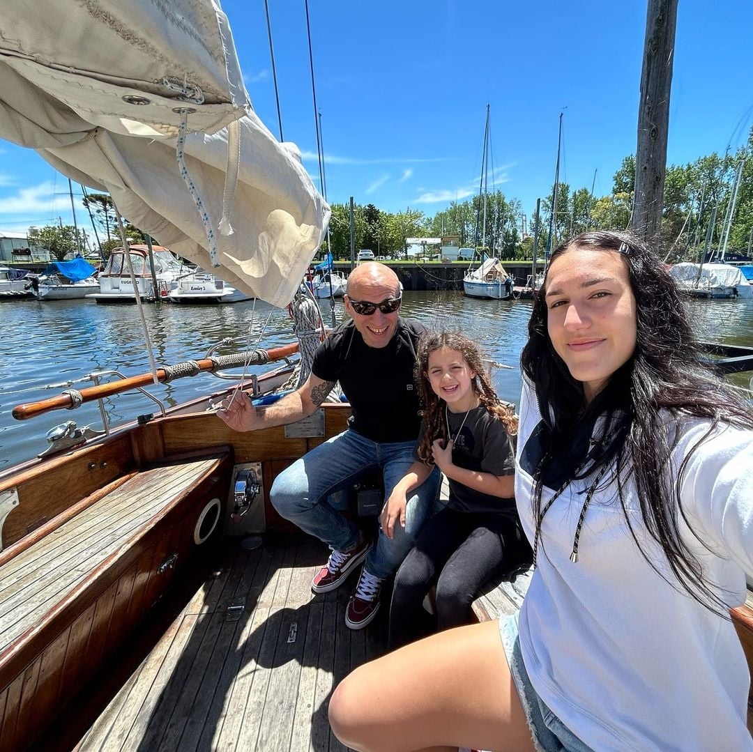 Las mejores marineras del mundo mundial, Delfi y Lupe. Pasamos por Blue Moon ?. Sábado con ellas #familia #vela #barco #velero #rio #náutica #vientos #hijas #ellas (1)