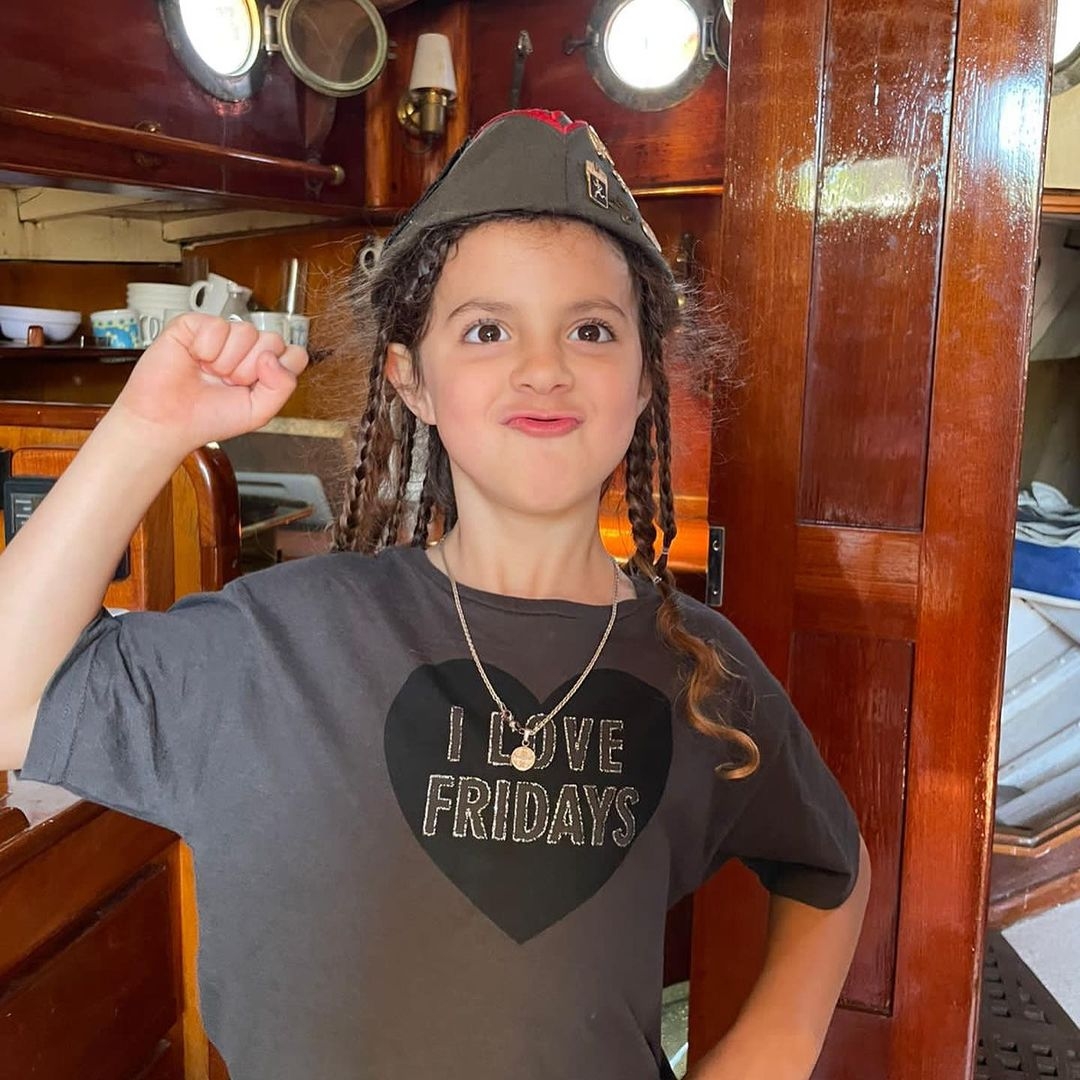 Las mejores marineras del mundo mundial, Delfi y Lupe. Pasamos por Blue Moon ?. Sábado con ellas #familia #vela #barco #velero #rio #náutica #vientos #hijas #ellas