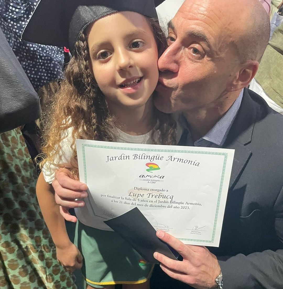 Sos todo Lupe Estoy orgulloso de vos. A seguir estudiando. Ya lo sabes- el conocimiento nos hace libres. E independientes.(Gracias a esta institución increíble, a las maestras de Lupe, a los directivos y a todo su