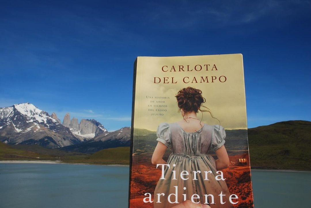 Los lectores llevan a Tierra Ardiente de vacaciones y lo disfrutan en los paisajes más diversos e increíbles.Gracias, Pablo Besfamille, por tu foto desde Torres del Paine, en el sur de Chile.@pibesfa @marie_del_cam