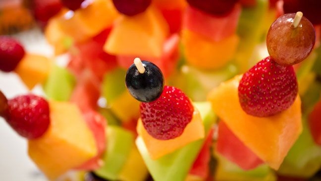 brochetas-de-frutas-gratinadas