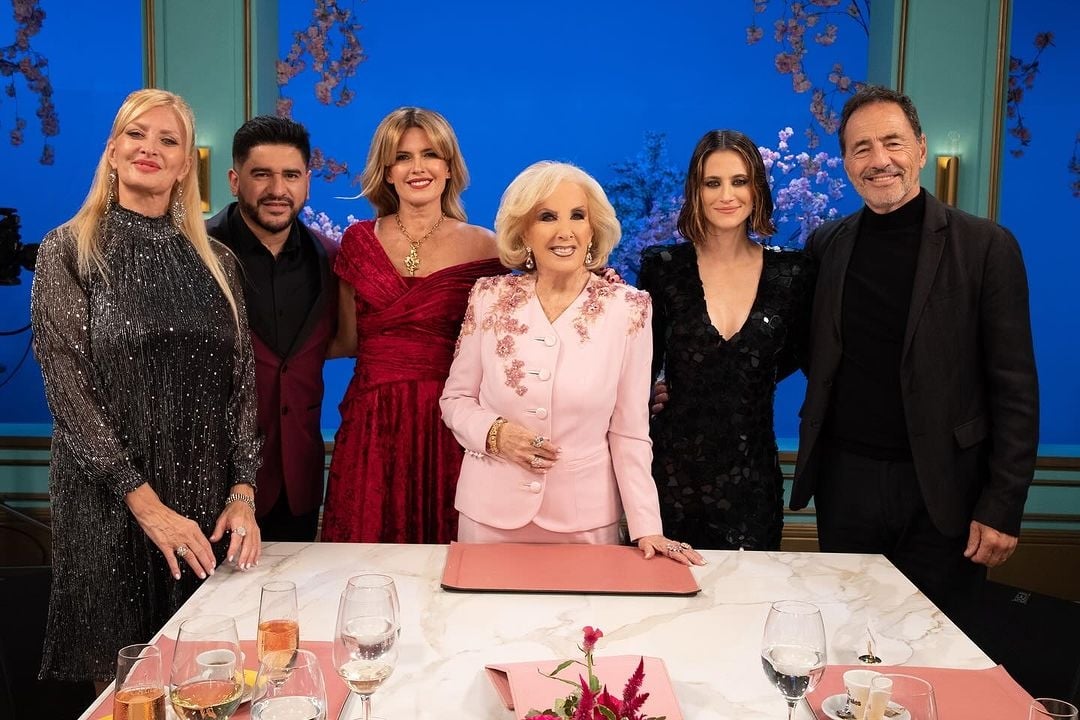 ¡Qué mega #Mesaza tuvimos hoy!Gracias a nuestros invitados por acompañar a nuestra reina @mirthalegrand en este maravilloso almuerzo Los esperamos a todos el próximo fin de semana por @eltrecetv