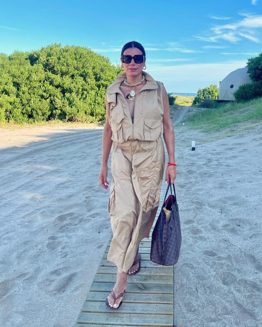 Yves Saint Laurent en 1967 presentó la primera the safari jacket en un runway shows. Desde entonces se volvió una inspiración para muchos diseñadores. Aquí su versión by @somosgusman