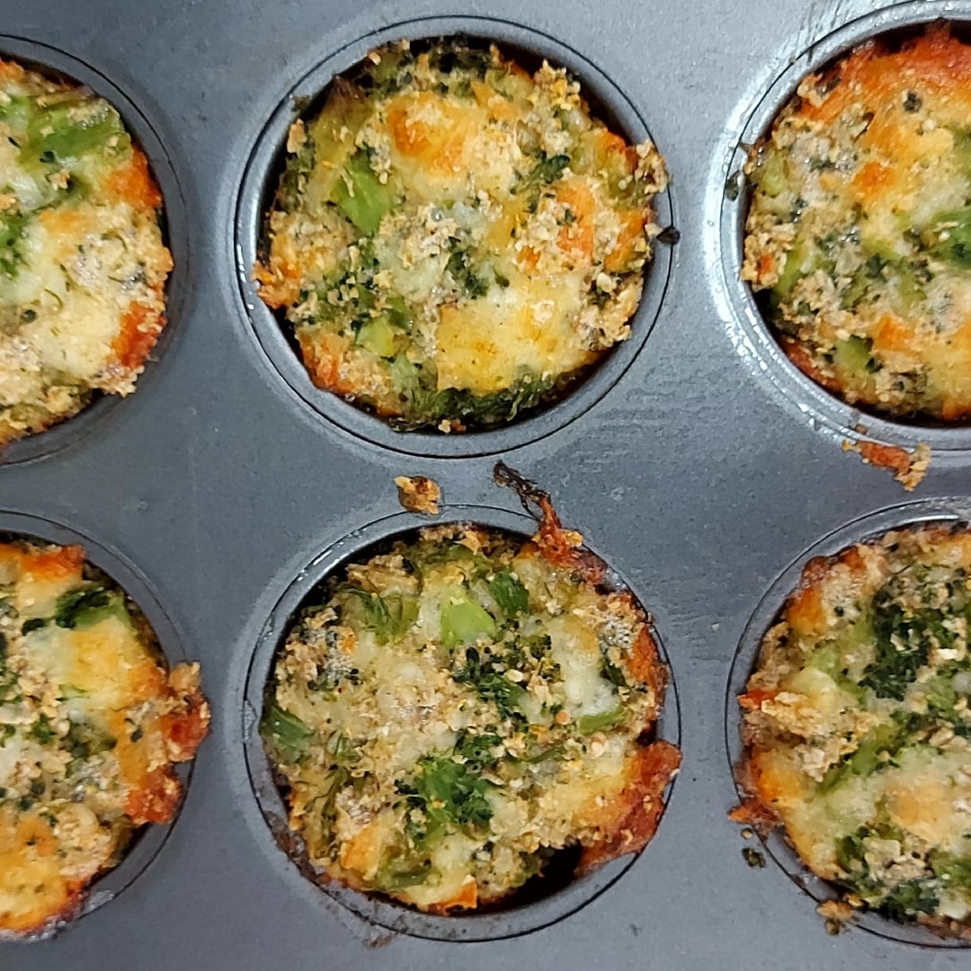 images_1QRI7iBh88MPai4NRfsxGcMaAPD2_recipe_908ebffb-4b3c-42fd-8bf3-ae343ae4571c-Muffins-de-Brócolis-Fit-gallery-1