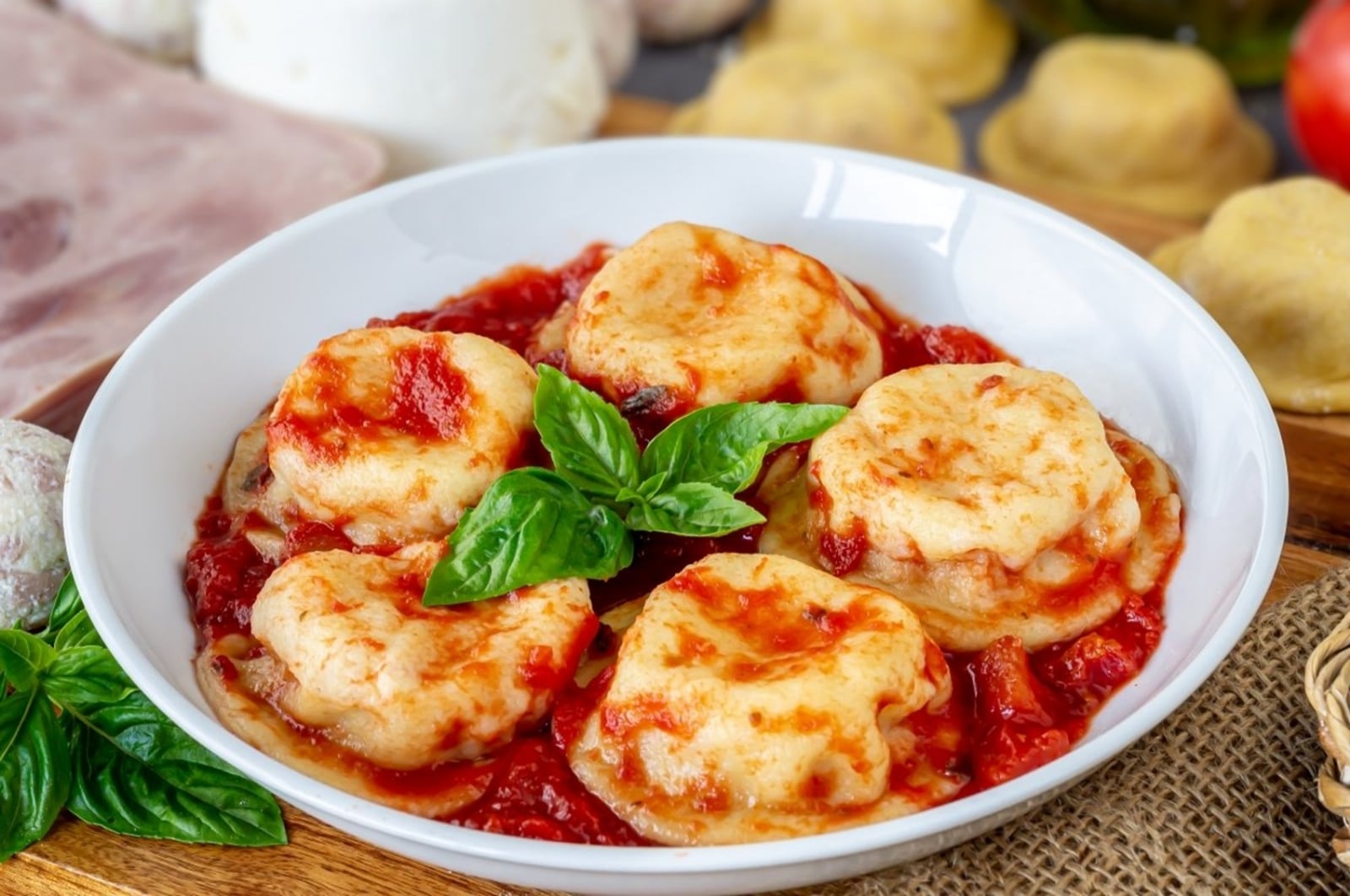 sorrentinos-rellenos-de-jamon-y-queso-con-salsa-marinara