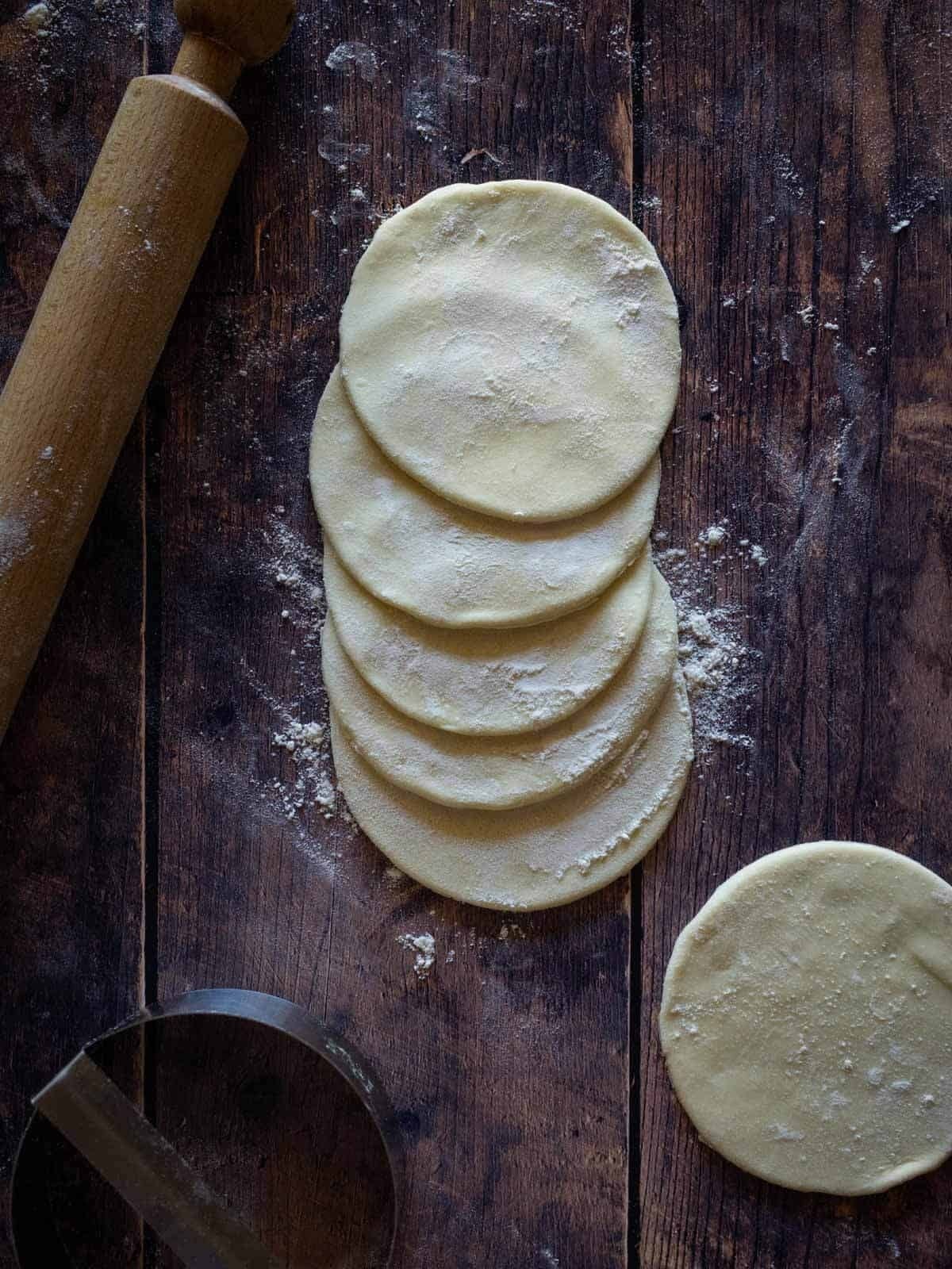 tapas-empanadas-veganas-crudas-sobre-mesa-6697