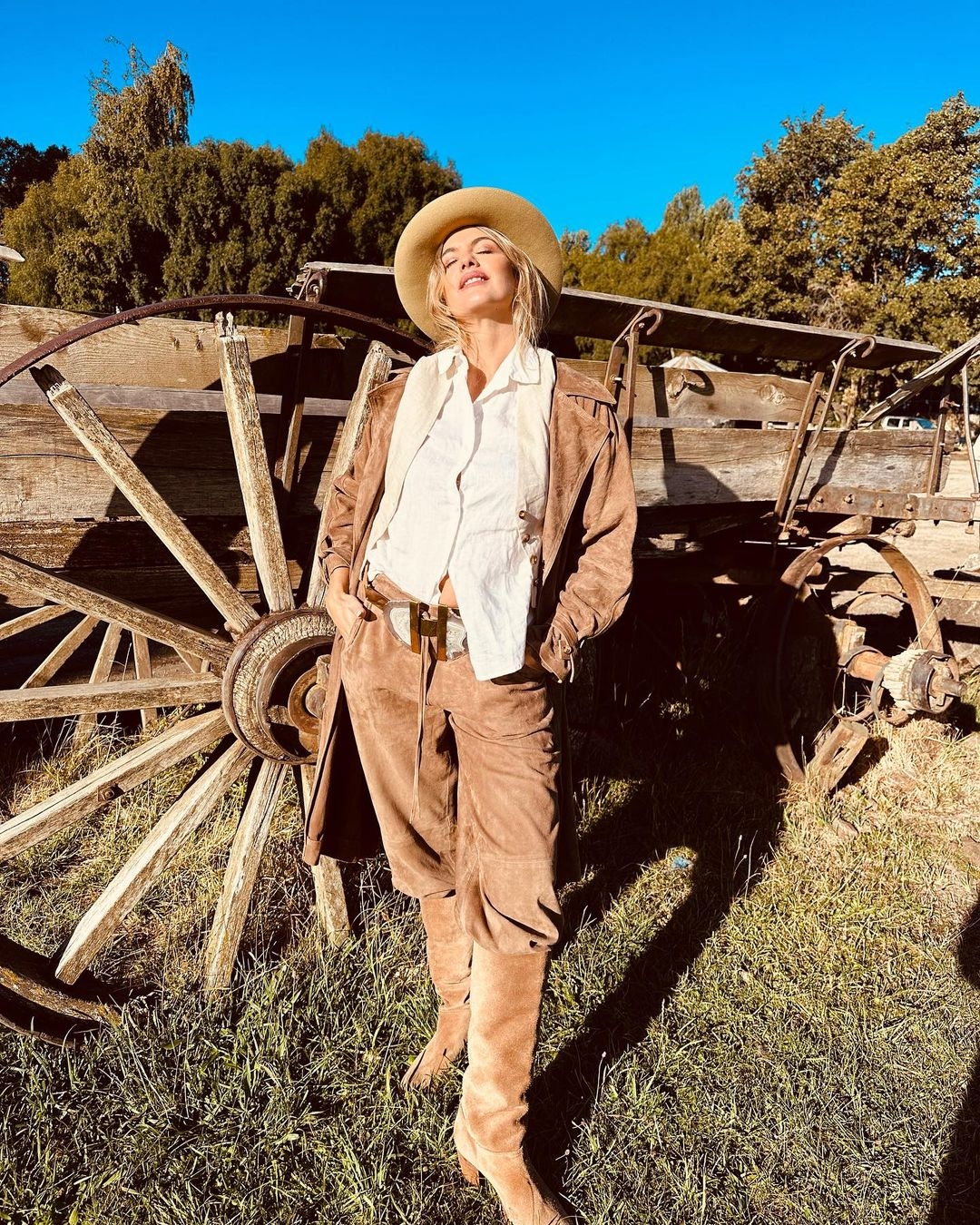 Hace unos días en nuestra Amada Patagonia ? .Para el civil de mi cuñada y a la distancia…. Con 400 msjes de por medio , Ella @maiteirazu me armo el mejor Look ?.@bokenoficial