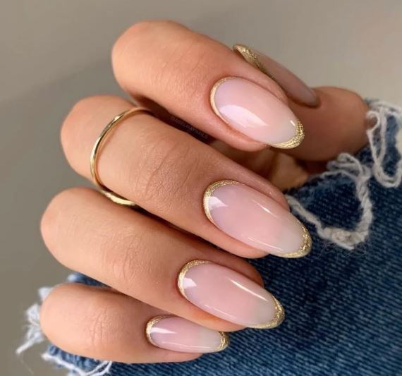 uñas dorada