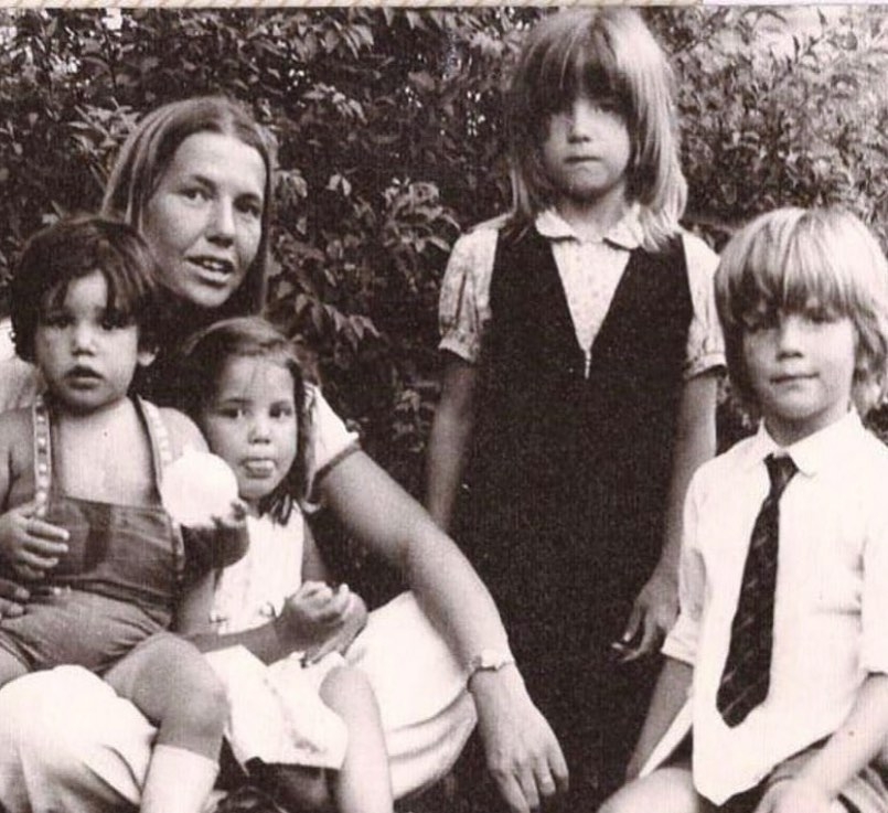 Gracias por tanto Vieja!! Feliz Cumpleeee!!! Te lo voy a decir de nuevo, porque yo deseo con toda mi Alma que todo el mundo haya tenido la Suerte Inmensa de tener una Madre como vos… Esa que está junto a Mis Hermanas y