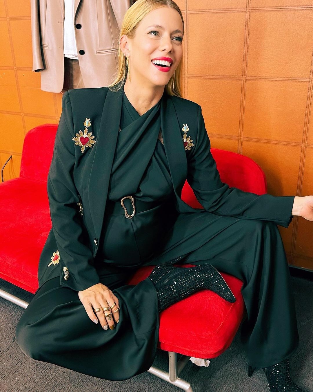 Está noche en @los8escaloneseltrece vengo acompañada x 2 !!! & No te lo pierdas !!!! @manurcera Look @nantolin Boots @mono.fuk St @noemelone Mkup @delavegamakeup Hair @haircarrizo
