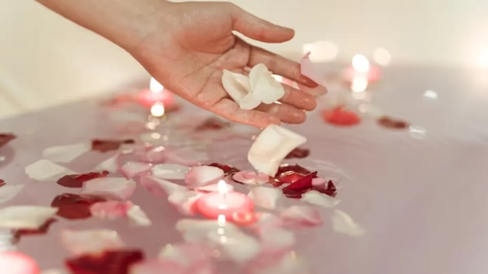 el-ritual-realizar-una-limpieza-energetica-agua-flores