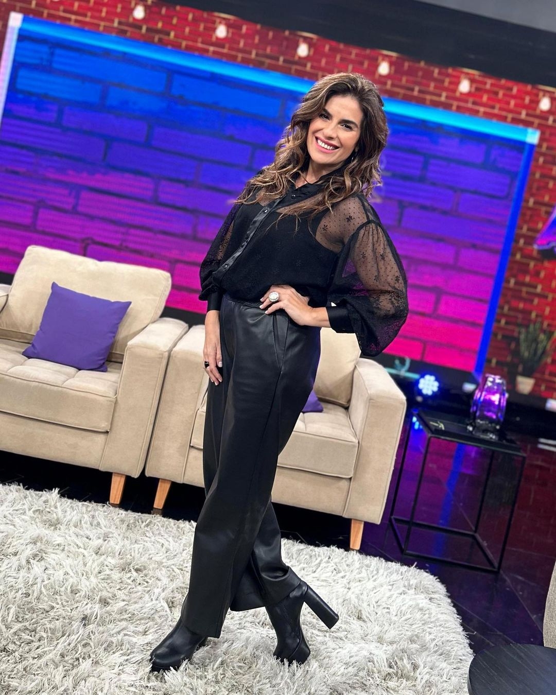 @naraferragut en @atrcanalnueve con #look @zhoraoficial , #botas @giuliana.bsas y #accesorios @lunagarzonaccesorios