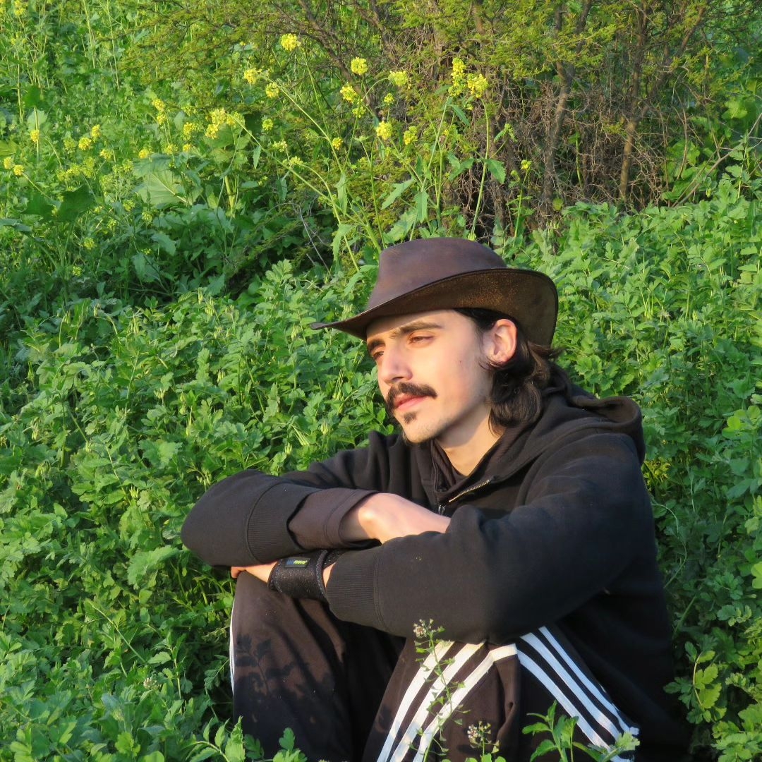 Estoy aquí y no estoy ni ahí. Y Mi cora es feliz, mi estado natural amo la vida, mi vida y a tod@s los que me rodean amor y luz en tu día