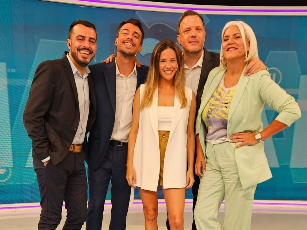 Pasaron 3 mundiales.Tuve 2 hijos.Hice móviles, columnas y conduje varios programas.Me llevo amigos para toda la vida.Gracias por tanto @c5n Se terminó una etapa. Gracias colegas, productores, sonidistas, editores, vestu-1