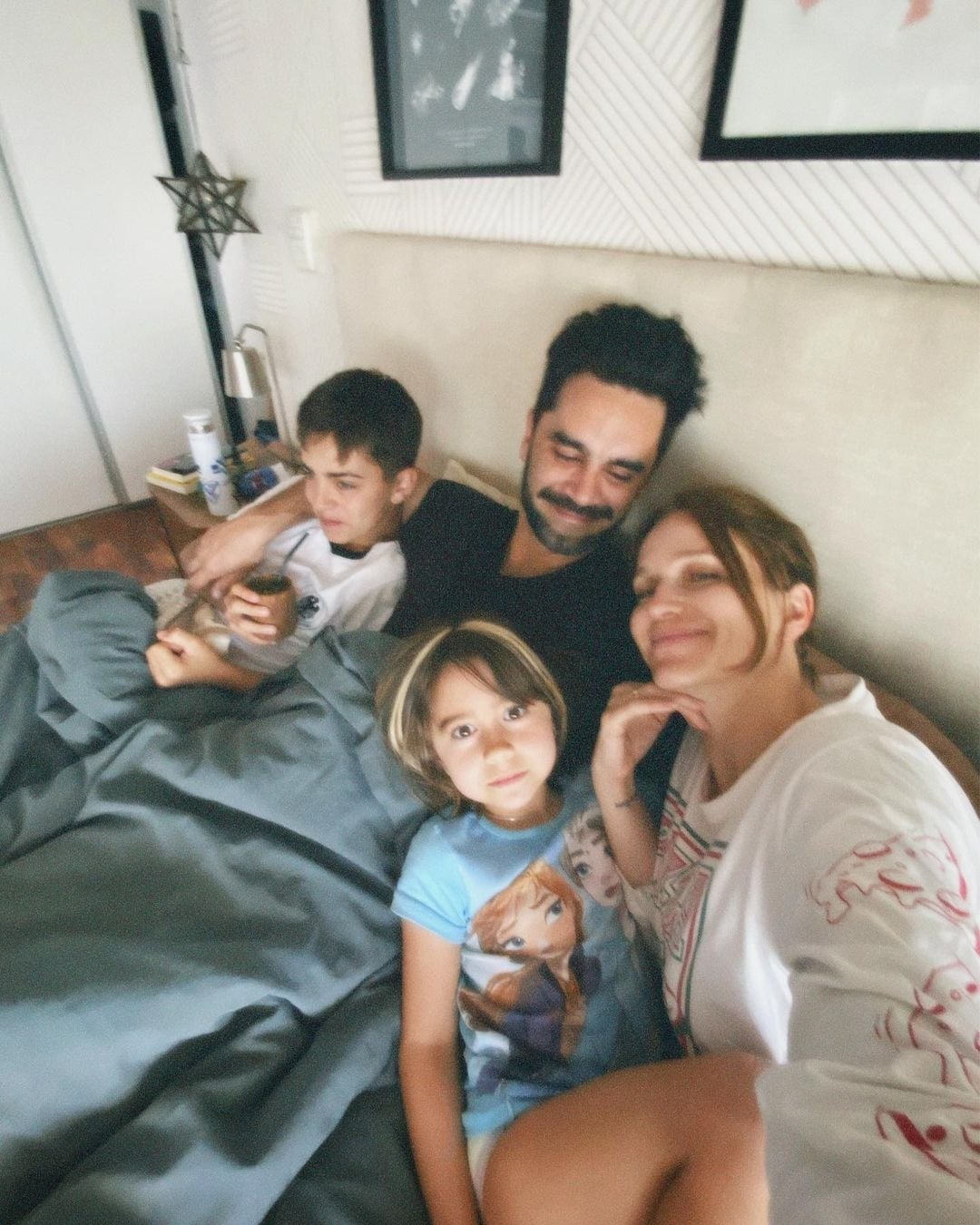 Que hayan pasado un hermoso día!! FELIZ DIA a las madres en todas sus formas !! Nos admiro todos los días (El video de mis hijos dirigiendo la foto con mi madre, Es espectacular )(1)
