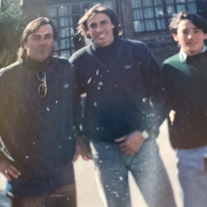 Querido viejo! Hoy 4 de Abril cumplirias 73 años, que pronto te me fuiste, no tengo palabras para explicar lo que te extraño. Pienso y siento despues de 27 años de no tenerte mas al lado mio..Que dificil el dia a dia , -1