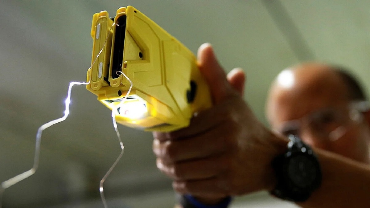 pistola taser