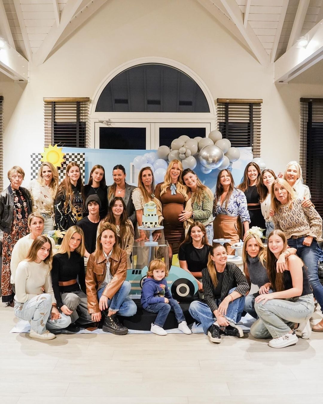 Baby shower Time !!!! ?? Que linda tarde pasamos de juegos y rico te en familia y con amigos !!!!! #teesperamosbebe ?? ?? ?? ?? ?? Gracias @gegeneumann y @ninayjooo por la organización !!!! Gracias @aagusal fot