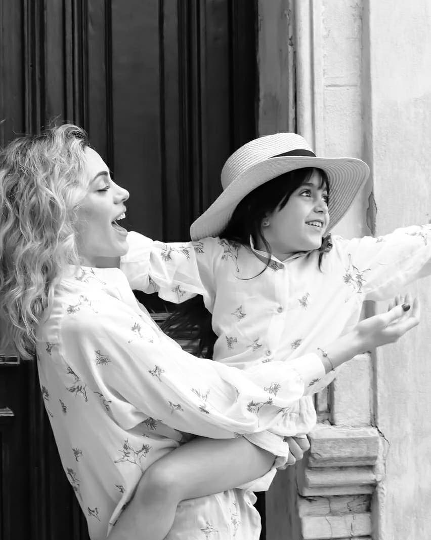 Felices 4 mi niña... siempre vos, alegre, intensa, feliz, tan iluminada y despierta...deseo que seas siempre descaradamente libre y feliz ...Pinto el cielo en colores para celebrarte ? siempre unidas...Gracias @minipupe