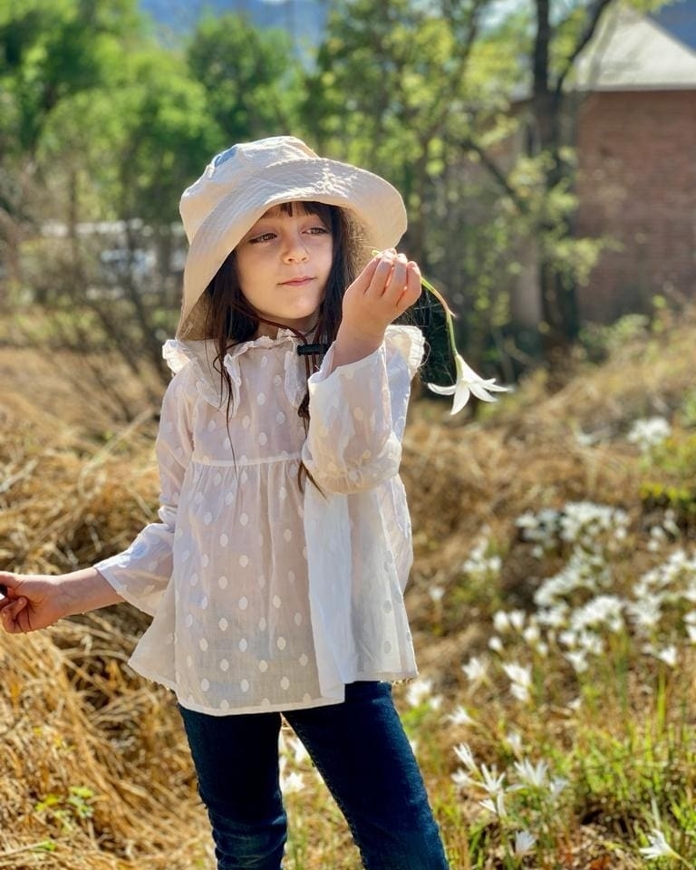 Mi flor absoluta sos vos. Mi mayor razon de entrega y aprendizaje. Mi fuente de amor inagotable y caudalosa. Amo ser tu madre. Amo que seas mi hija. Disfruto tanto de estar transitando esta existencia juntas. Tanto vien-1