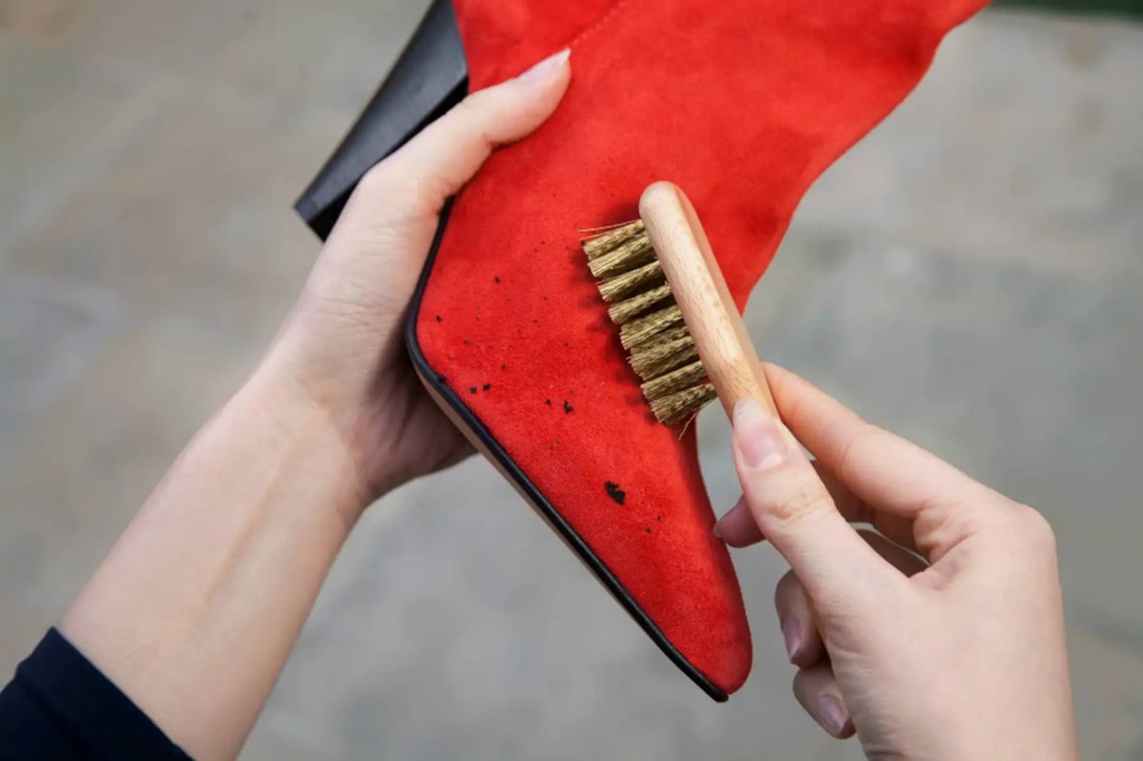 imagen-de-una-persona-limpiando-sus-zapatos