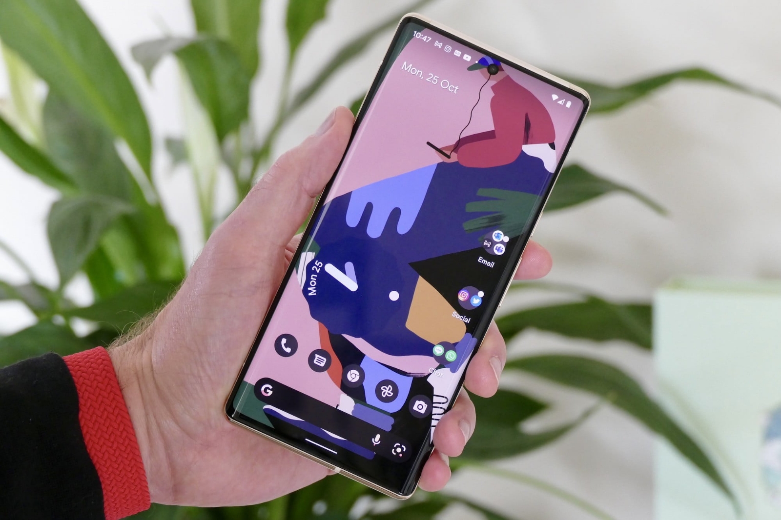 google-pixel-6-pro-screen-in-hand