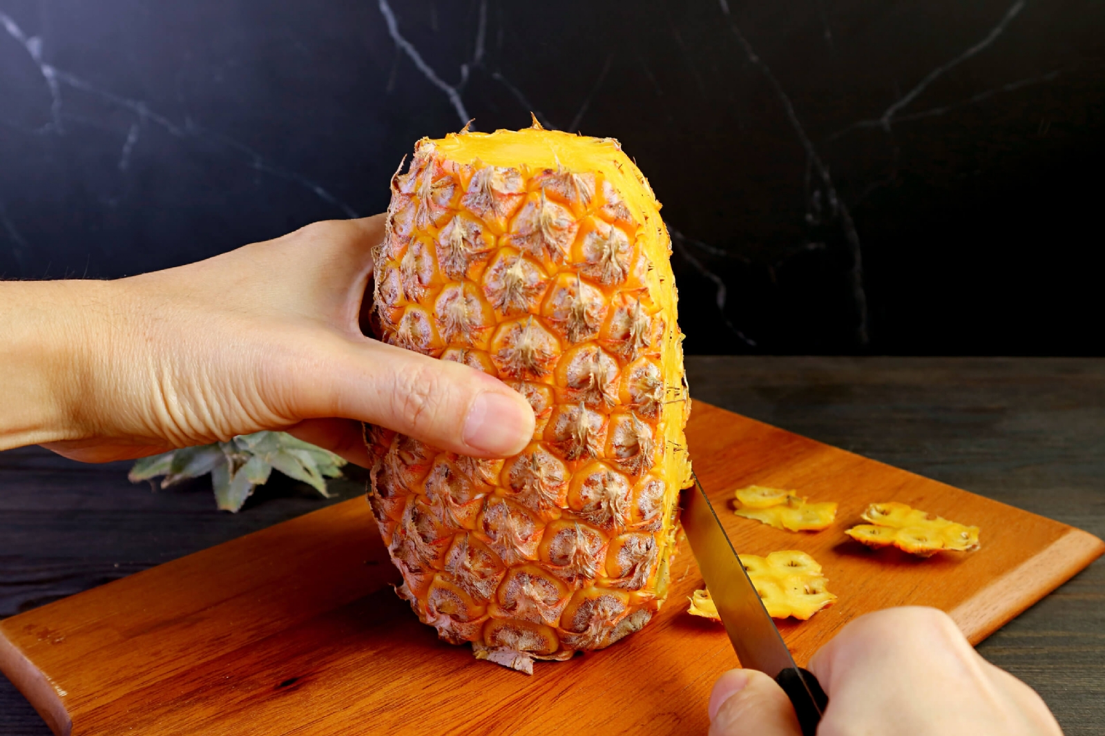 pina-fruta-pica-cuchillo