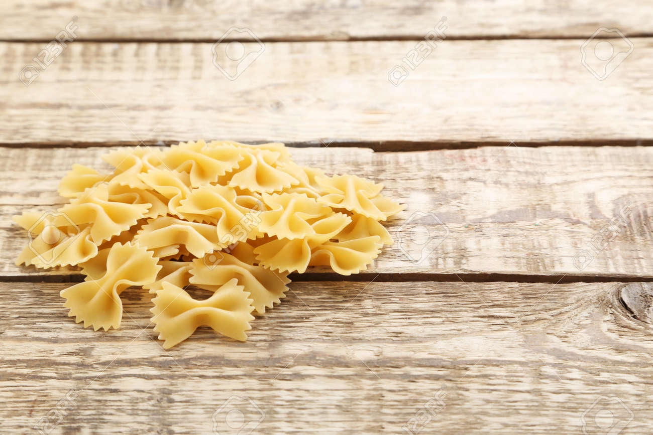73590817-pasta-de-lazo-de-pasta-en-la-mesa-de-madera-marrón