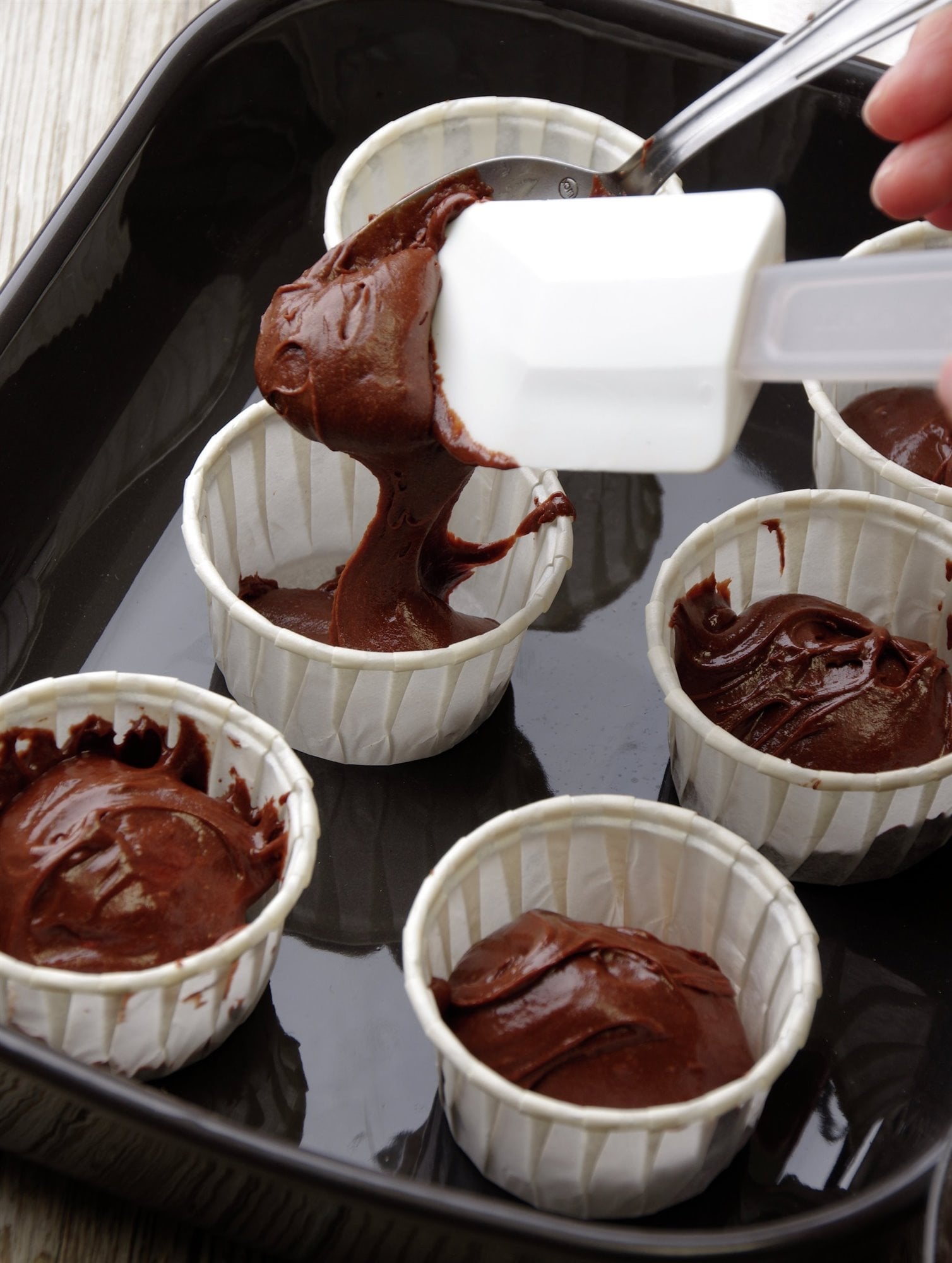 paso_a_paso_para_realizar_muffins_de_chocolate_y_vainilla_rellenar_los_moldes_f93aeefd_1508x2000