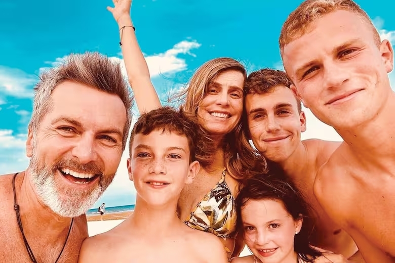 una-foto-en-la-playa-con-su-marido-cristian-y-sus-2RMDW7OYXNHUJAQE3SLLDVGGLA (1)
