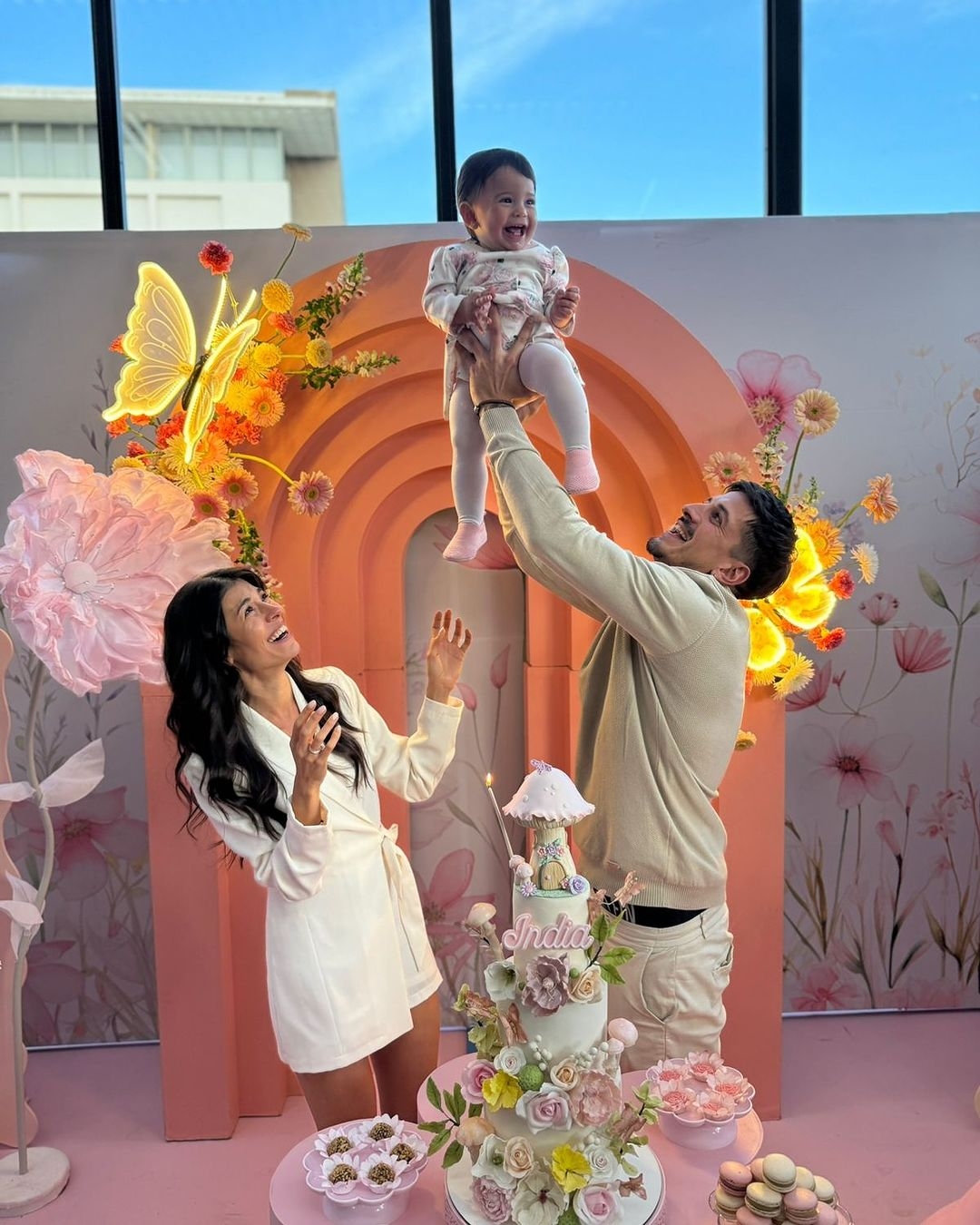 “ EL SECRETO NO ES CORRER DETRÁS DE LAS MARIPOSAS, ES CUIDAR EL JARDÍN PARA QUE ELLAS VENGAN HACIA TÍ” Llegó el gran día, y nuestra pequeña hija , ya tiene 1 año.Cada detalle, fue pensado y diseñado con mucho amor India