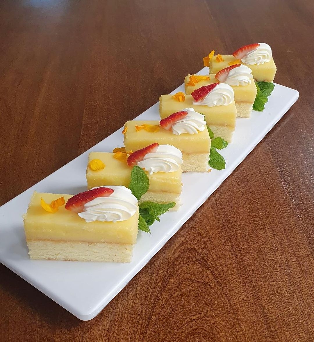 Imagen vintage de una receta siempre rica y muy pedidaBARRITAS DE LIMON MASA-120 g de manteca- mantequilla 120 g de azúcar2 huevos150 g de harina 00001 cucharadita polvo para hornearRalladura y jugo de 1 limón chico Bat