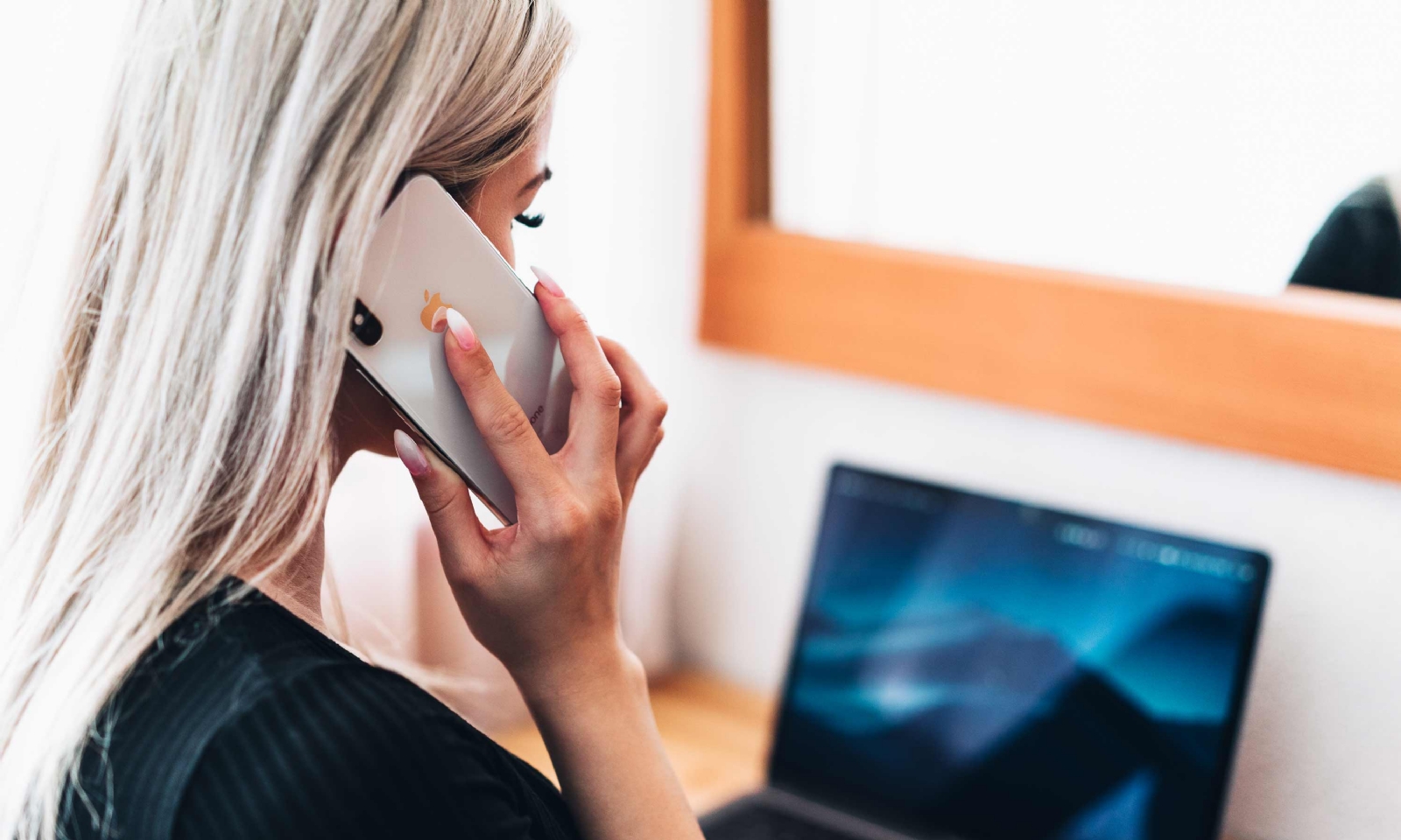 Estrategias-Efectivas-sobre-Cómo-Vender-por-Teléfono.-Mujer-hablando-por-teléfono