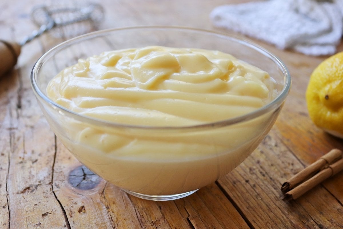 crema-pastelera-con-rama-de-canela