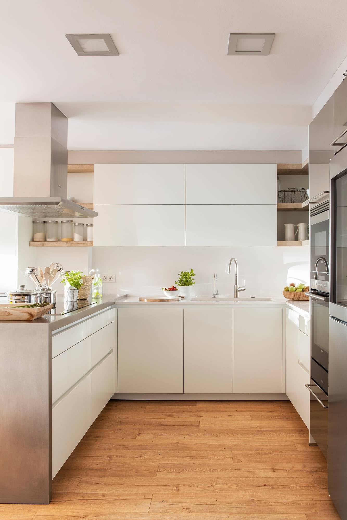cocina-con-muebles-en-blanco-y-suelo-de-madera_-00429330_5f3798bd_1333x2000
