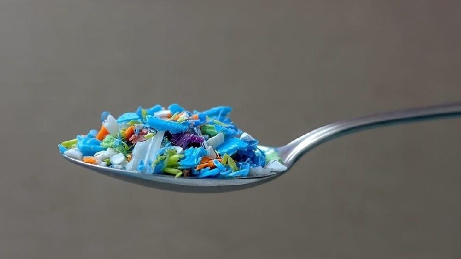 imagem-de-residuos-de-plastico-de-pesquisa-a-respeito-de-microplasticos-em-sangue-humano-1648137404103_v2_900x506