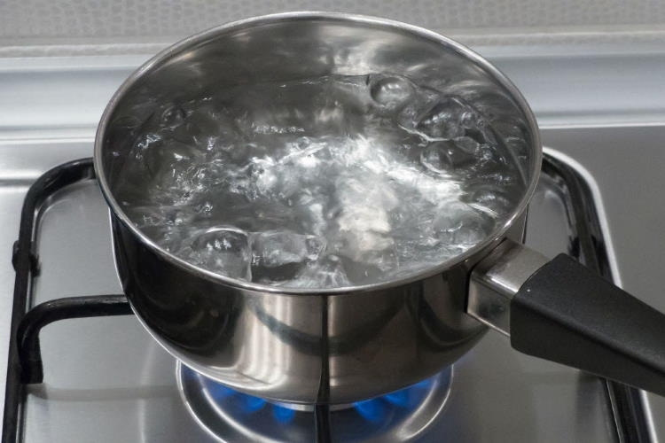agua-hervida-en-fuego-de-cocina-1