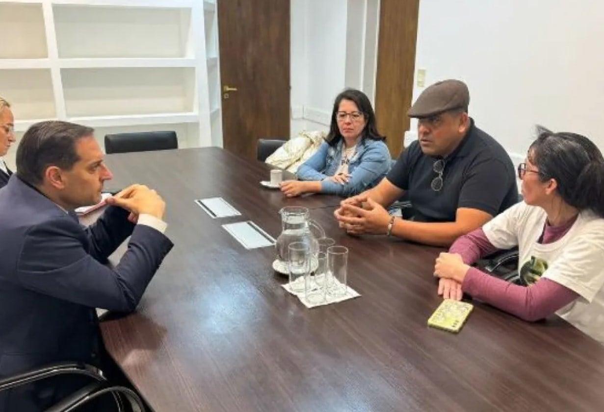 nicolini con los padres del soldado pablo cordoba