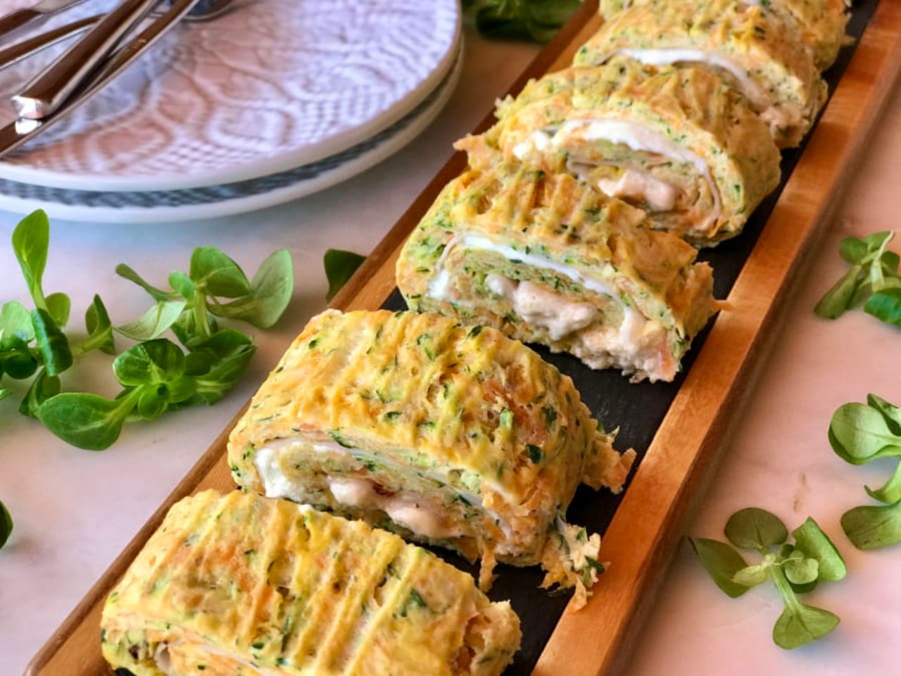 rollo-de-calabacin-y-zanahoria-con-pavo-y-queso_version_1676283900(1)