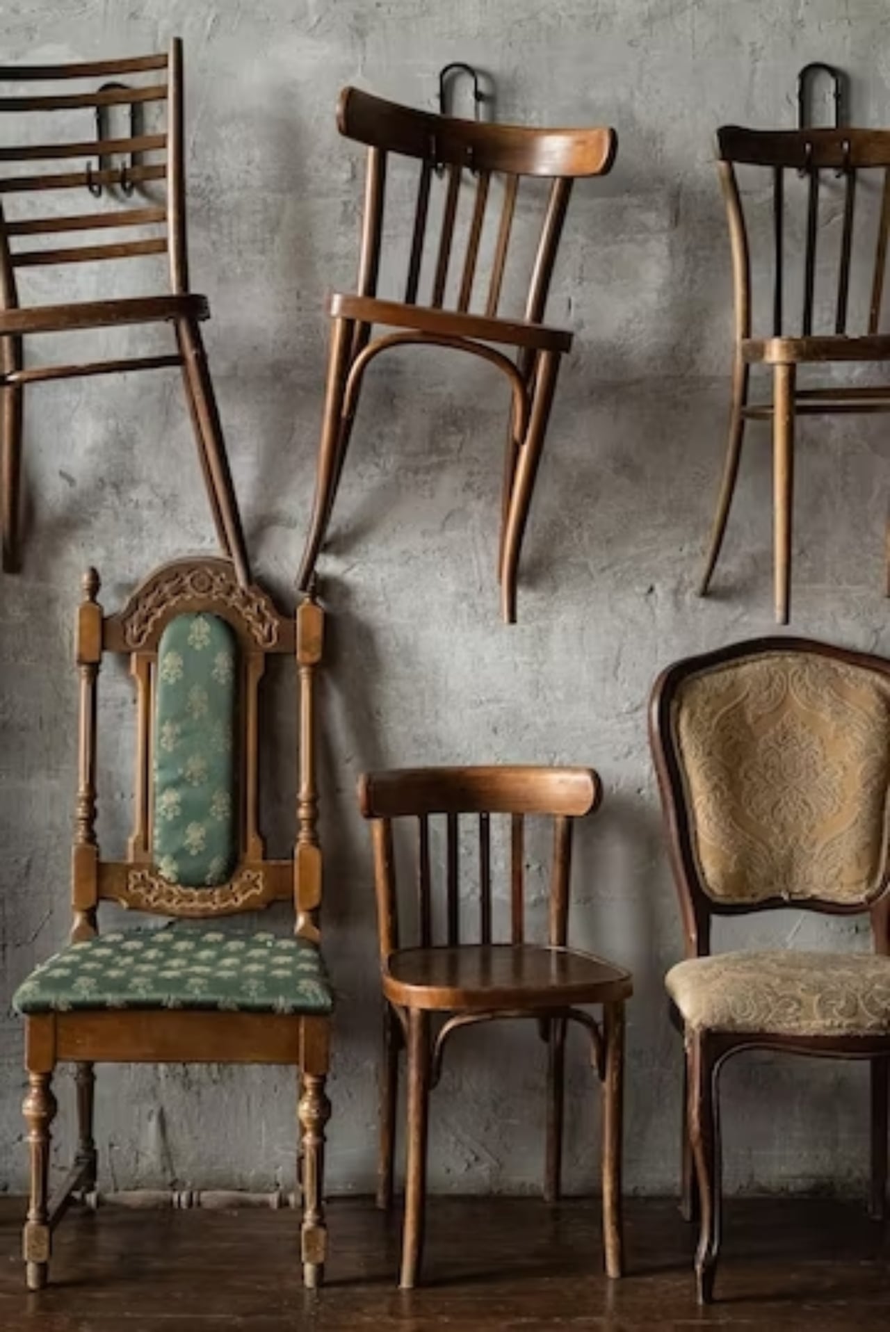 filas-viejas-sillas-vintage-madera-lo-largo-pared_174343-2291(1)