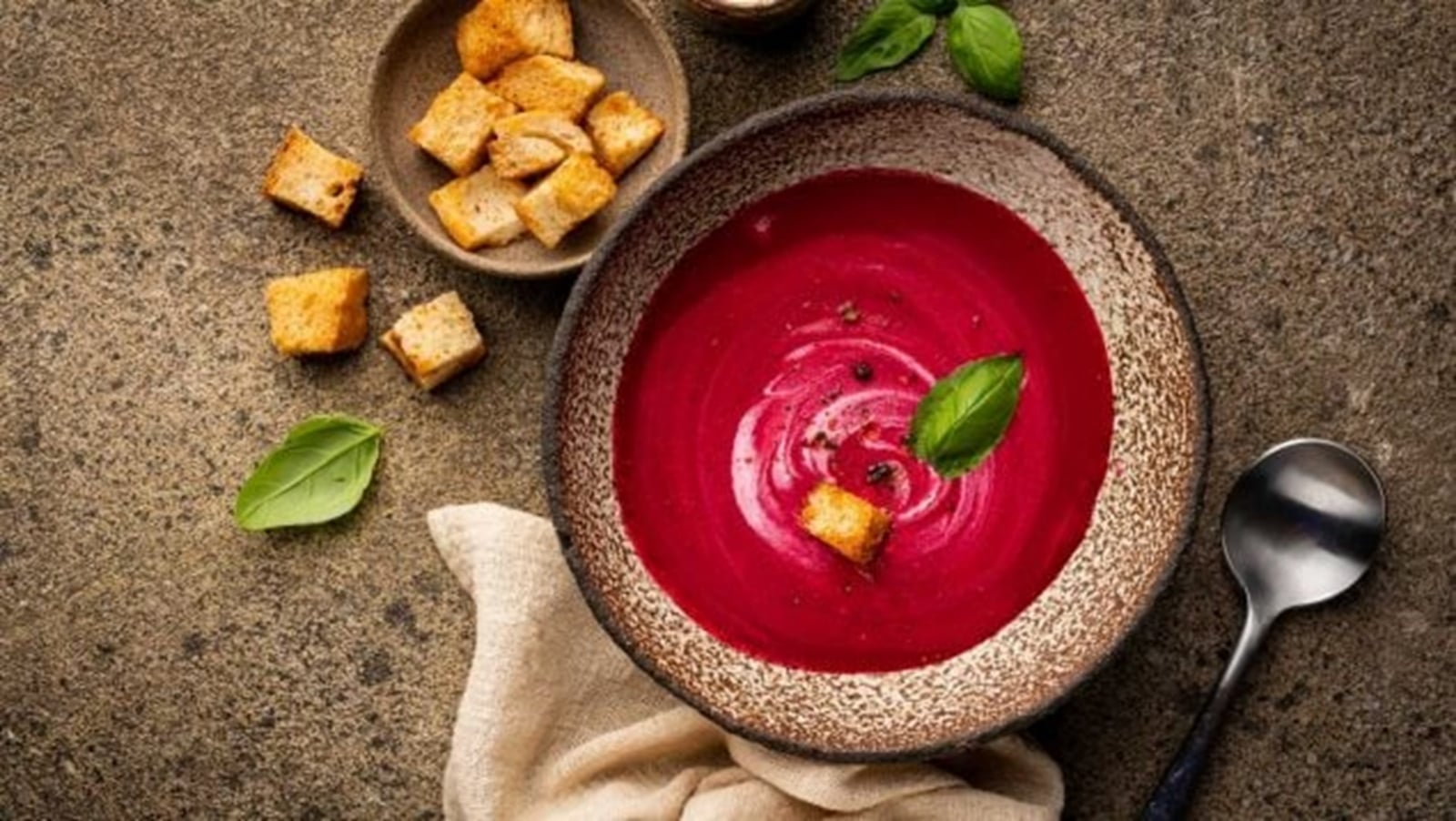 sopa-de-remolacha-con-hinojo-y-yogur-griego-635x358