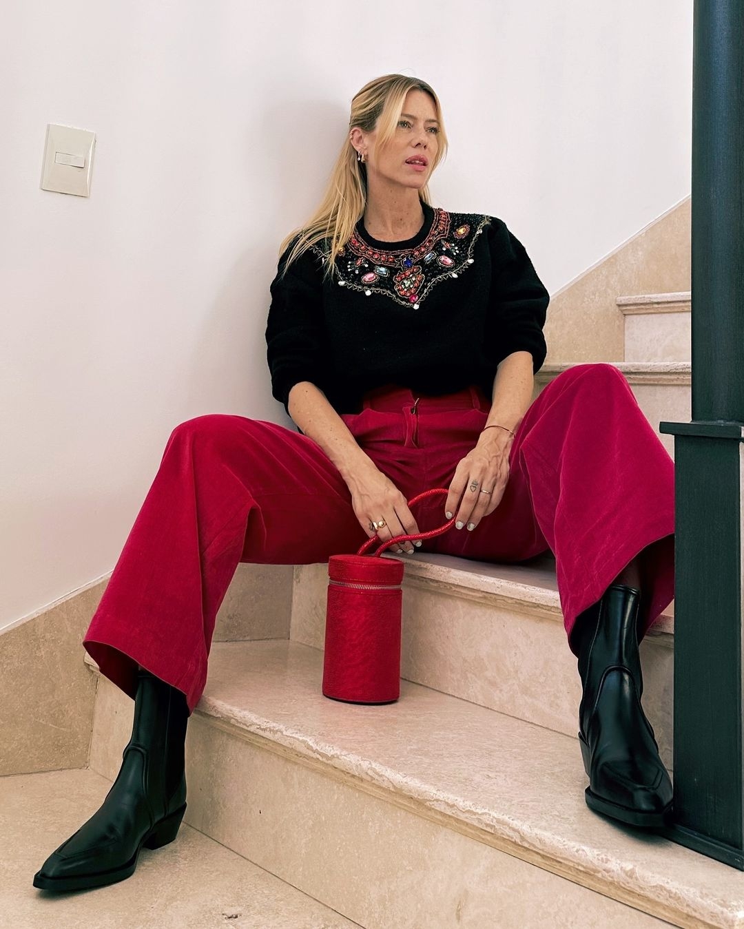El rojo y la pedrería en las prendas … dos “Must “ de este invierno !!!! Te gustan Sweater @vars_ok Cartera @tentroyaPh @cubero.allegra