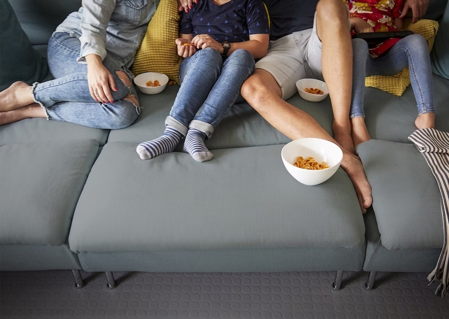 sofa-familiar-con-comida-caaff97f37df9733f616c8fbed039a52