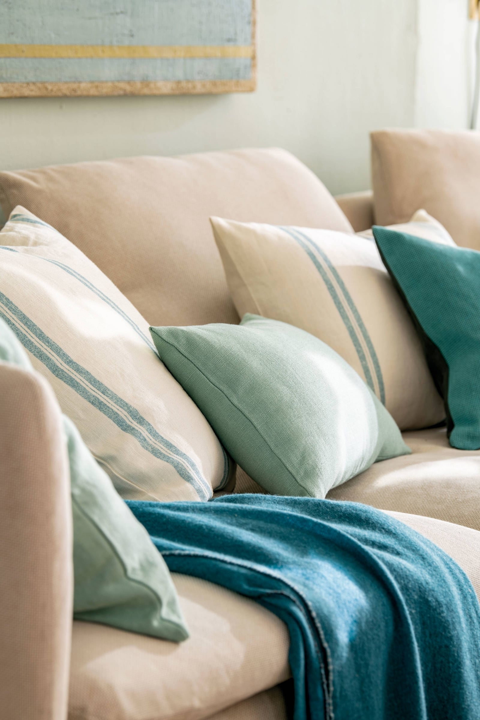 sofa-com-cojines-verde-mint-y-turquesa_2df8ab0b_22112145423_2000x3000
