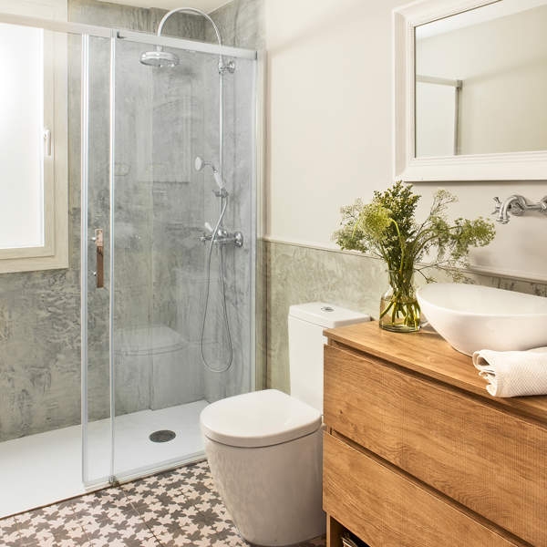bano-con-ducha-con-inodoro-a-la-vista-y-mueble-de-madera_-00426004_00000000_231127173404_600x600