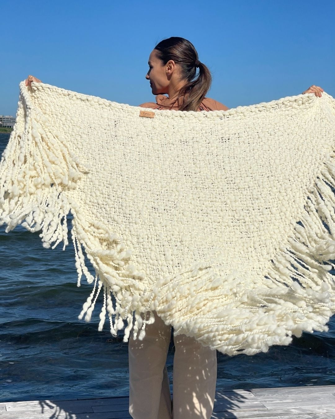 Sábado ideal para Mantón cloudy by @pampitaoficial Reserva el tuyo ingresan este jueves ! #handmade #pampita #ponchos #mantas #ceferina #modasustentable #wool #handmade