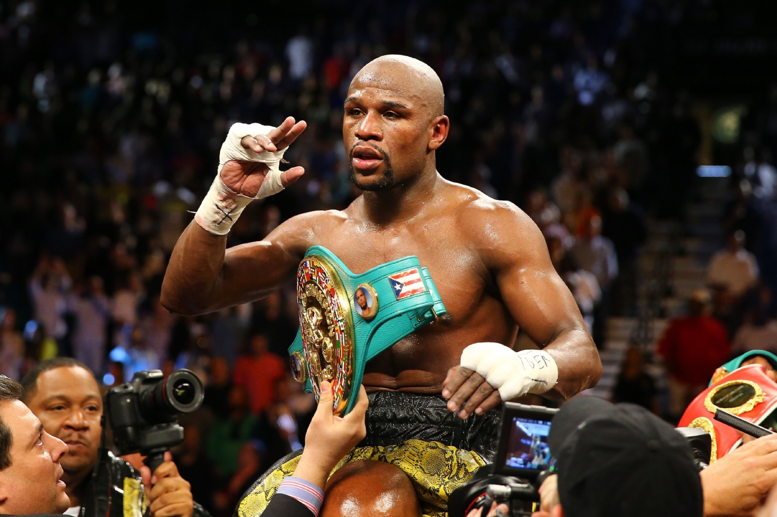 floyd-mayweather-jr-celebrates-his-unanimous-decision-news-photo-1600687144