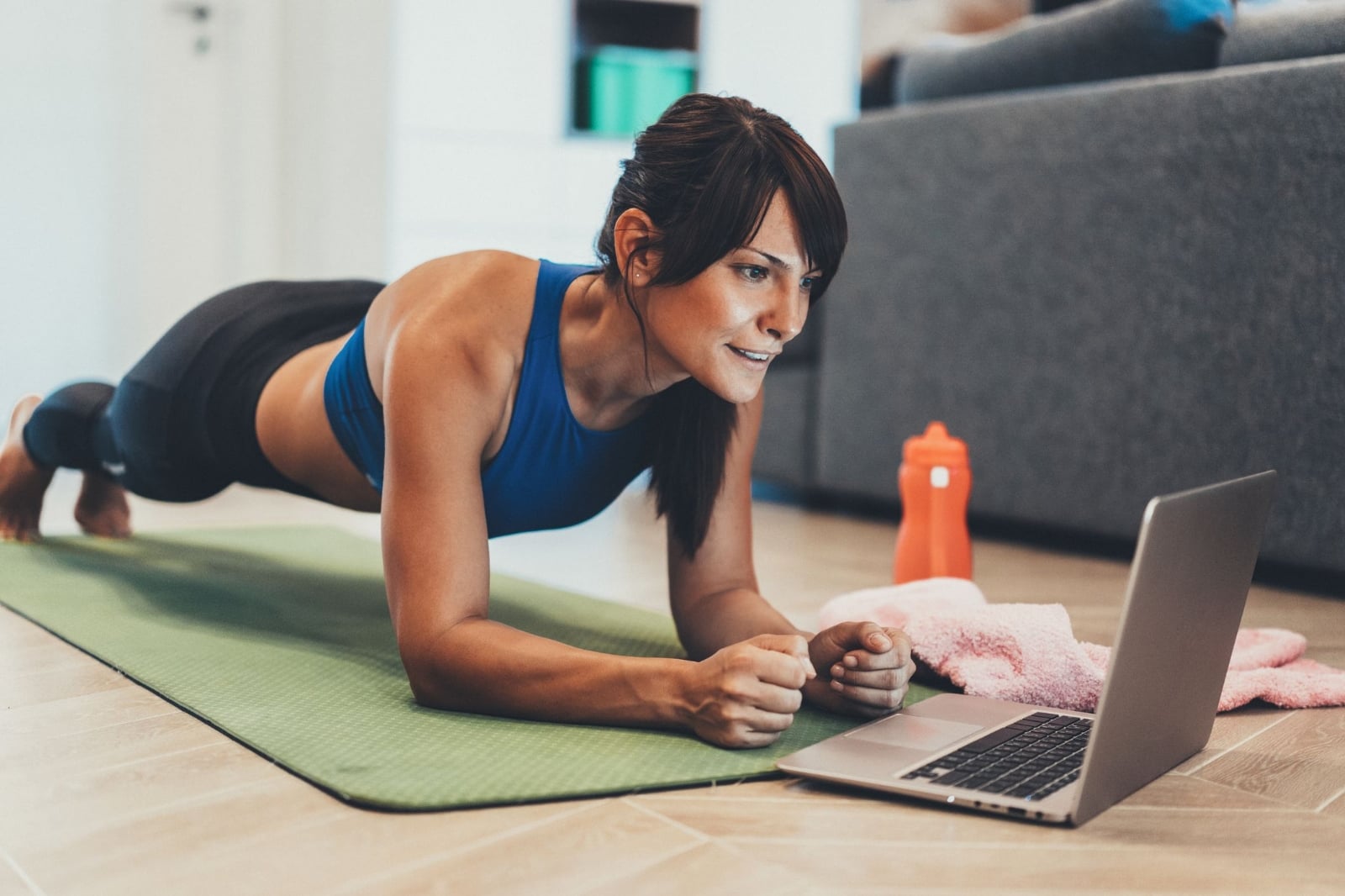 entrenamiento-5-ejercicios-en-casa-elle-1613649376