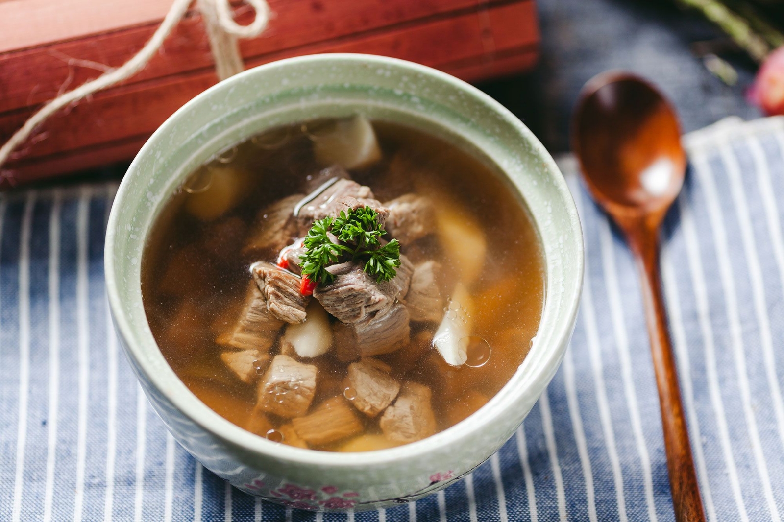 sopa-carne-ternera-verduras-elle-gourmet-1676470219